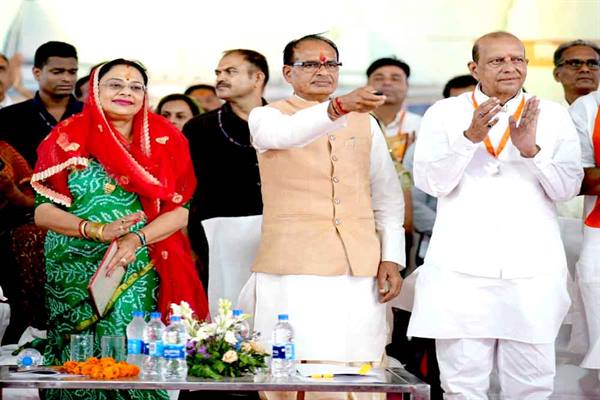 MP: Chief Minister Shivraj laid the foundation stone of grand Devi Lok in Salkanpur
